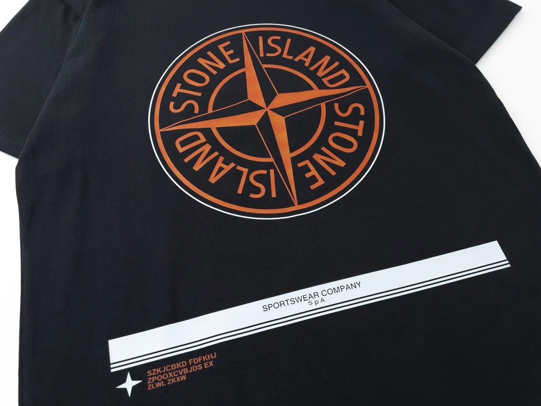 W616#P110💰 [Stone lsland/Stone Island summer new short-sleeved T-shirt with big green compass print on the chest] ⚠️[Original creation, high control of details] Made of 260g combed cotton 32-count double yarn - Simple basic versatile style, original single quality, the first choice for couples. - Made in a large factory, four needles and five threads on the shoulder, neatly arranged, high quality workmanship. - Same style for men and women, very versatile, one piece for each person Details are clearly visible. Color: Black White Size: M L
